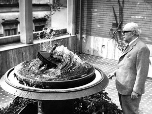 Lo scultore nella 'Terrazza dei Malavoglia' della sua Casa Museo